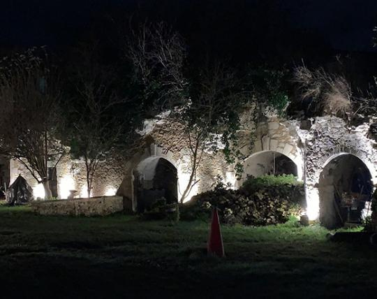 Éclairage d'une cour de troglodyte en Anjou