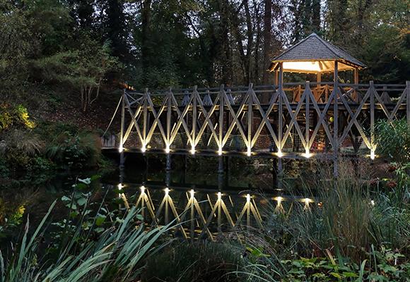 Éclairage pont en bois