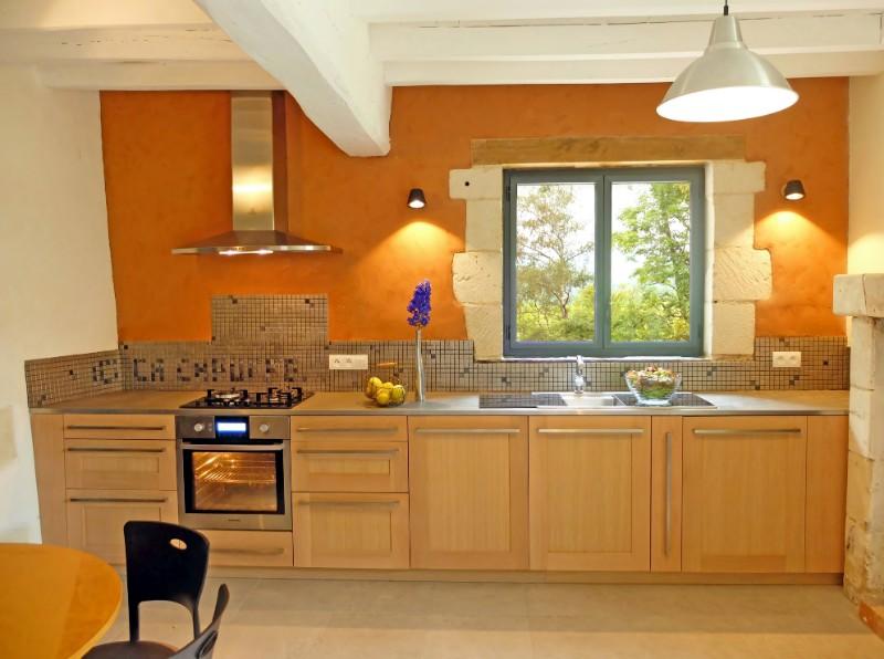 Rénovation d'une installation électrique dans une cuisine contemporaine