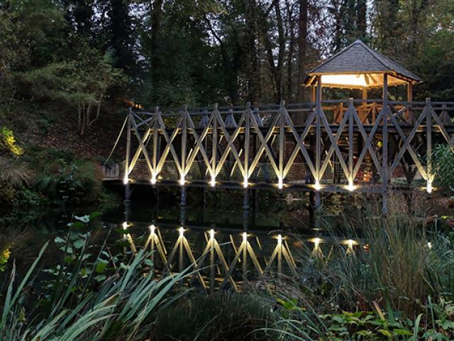 Éclairage pont en bois