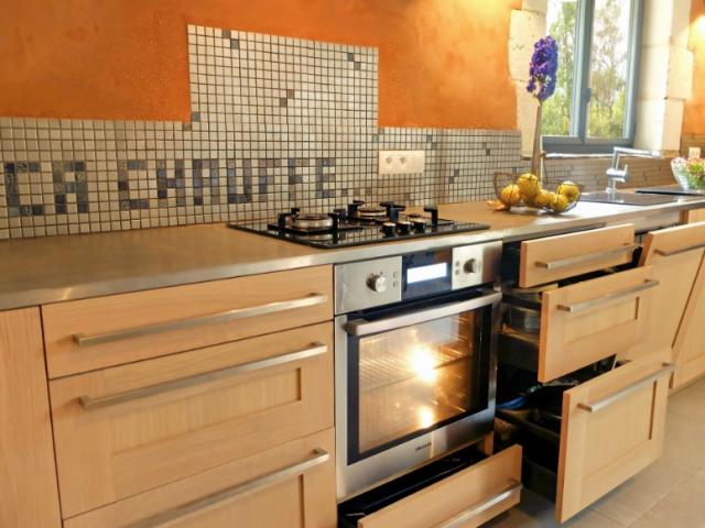 Rénovation d'une installation électrique dans une cuisine contemporaine