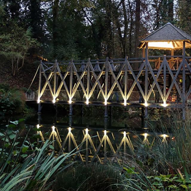 Éclairage pont en bois