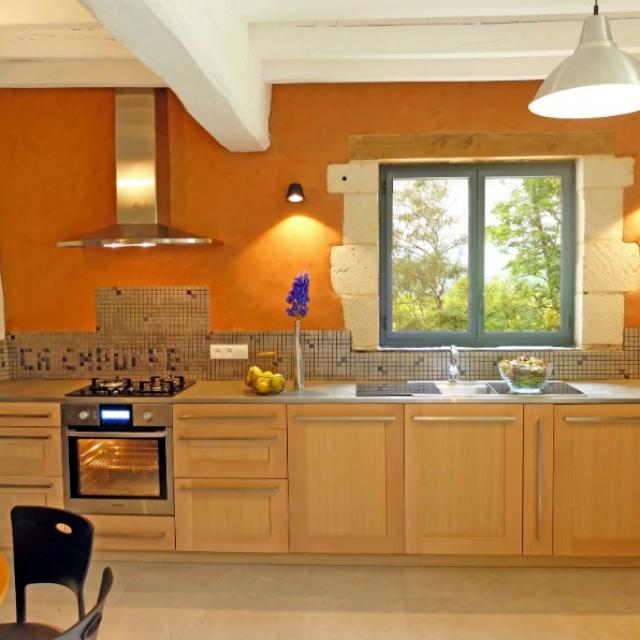 Rénovation d'une installation électrique dans une cuisine contemporaine