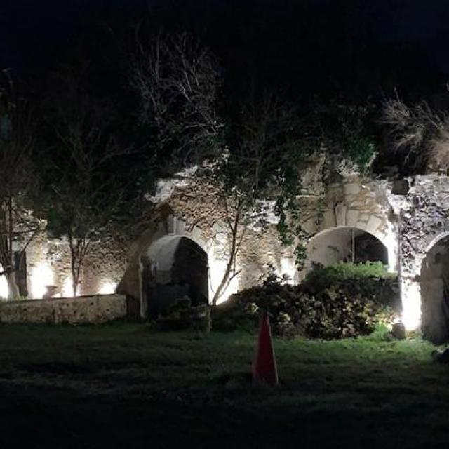 Éclairage d'une cour de troglodyte en Anjou